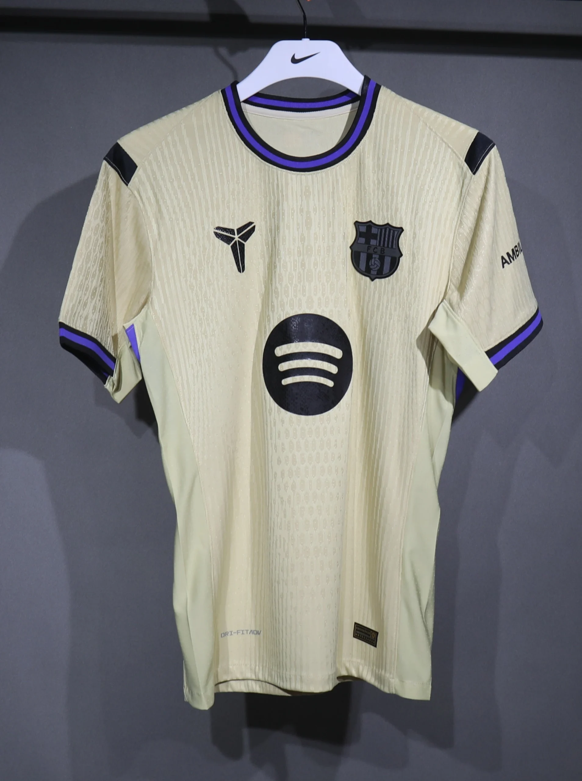 Image of Barcelona 25/26 away kit player